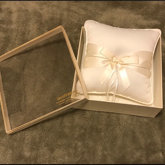 NWT David’s Bridal Ivory Ring Bearer Pillow - Picture 2 of 5